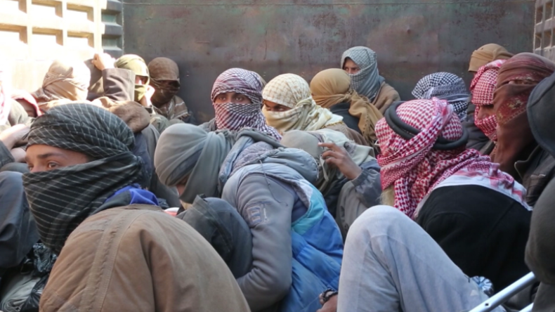 Syrien: Alles Terroristen? – Lkw mit "maskierten, evakuierten" Männern verlassen die IS-Enklave