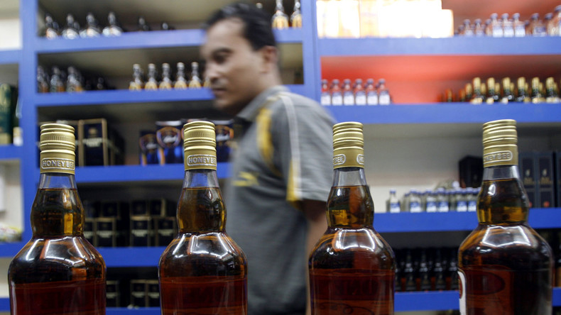 Schon 50 tote Tee-Arbeiter in Indien durch gepanschten Alkohol 