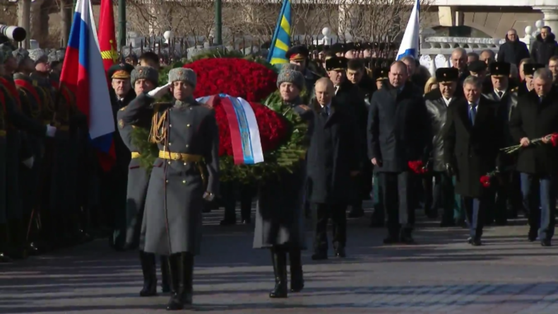 Russland: Putin begeht den Tag des Verteidigers des Vaterlandes am Grab des unbekannten Soldaten