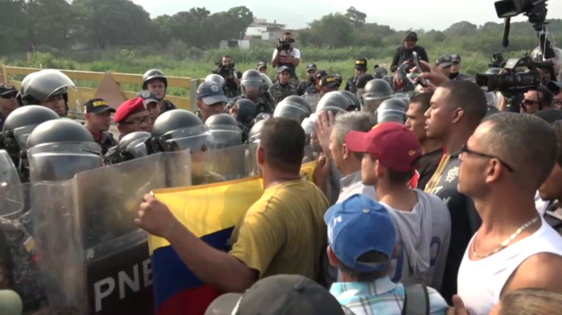 Kolumbien: Venezolanische Polizei blockiert Grenzbrücke – Hilfslieferungen sammeln sich in Brasilien
