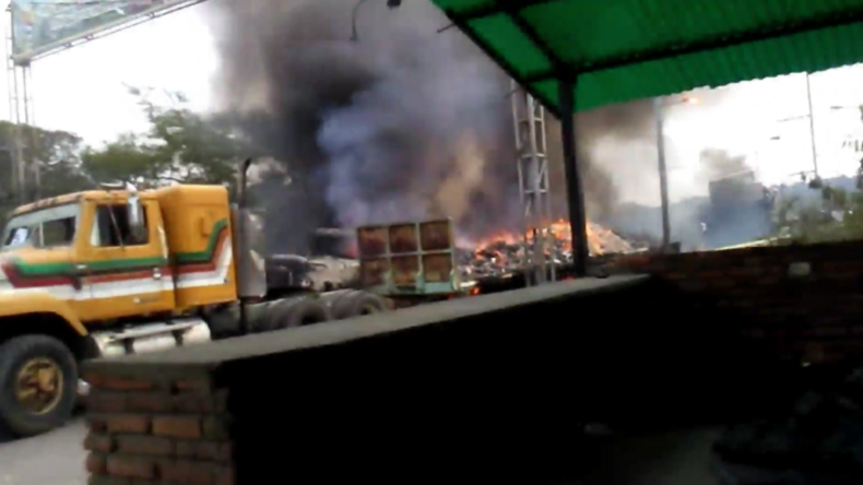 Kolumbien/Venezuela: Lastwagen mit "humanitärer Hilfe" geht auf Grenzbrücke in Flammen auf