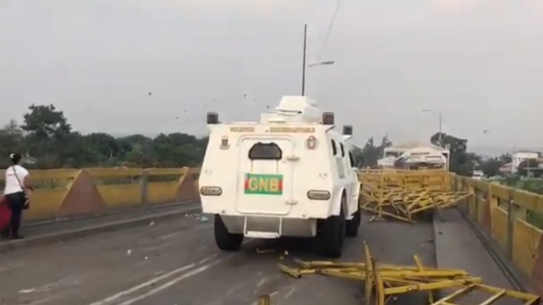 Venezuela: Putschisten rasen mit gepanzerten Fahrzeugen in Menschenmenge an Simon-Bolivar-Brücke