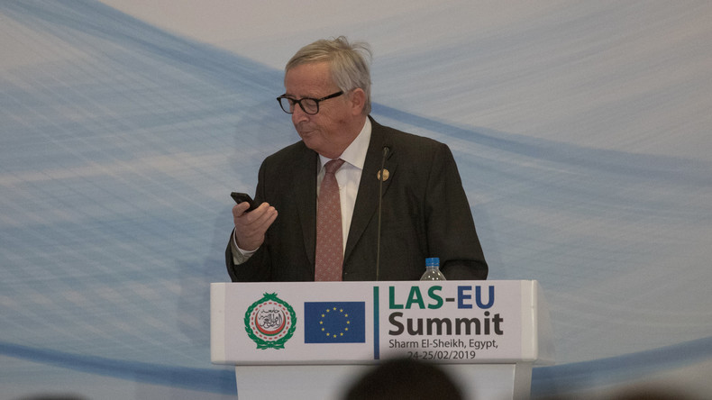 "Übliche Verdächtige": Jean-Claude Juncker telefoniert mitten in Pressekonferenz mit seiner Frau 