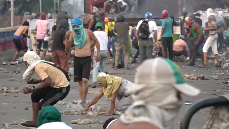 Venezolanische Truppen schlagen erneuten gewaltsamen Protest an Grenzbrücke zu Kolumbien zurück