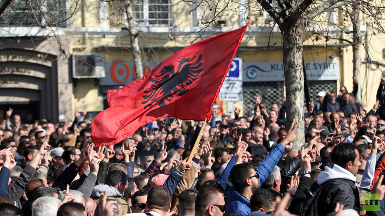 Nach RT-Interview zu Demonstrationen in Albanien: Britische Journalistin erntet Hass (Video)