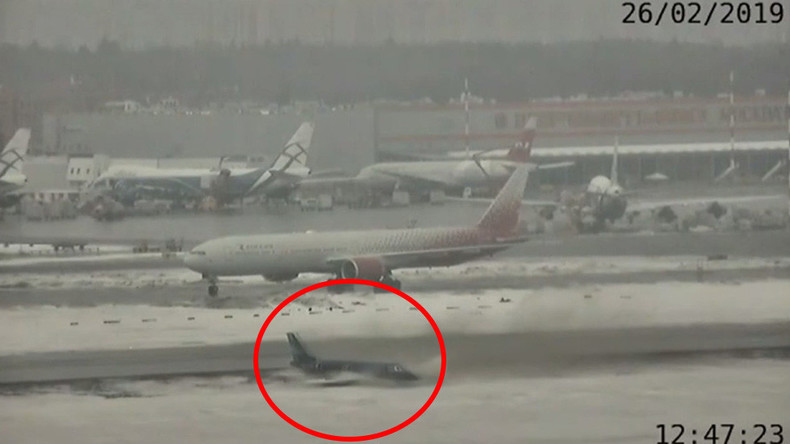Moskauer Flughafen: Geschäftsflugzeug gerät in Schleudern, kommt fast unbeschadet von Landebahn ab