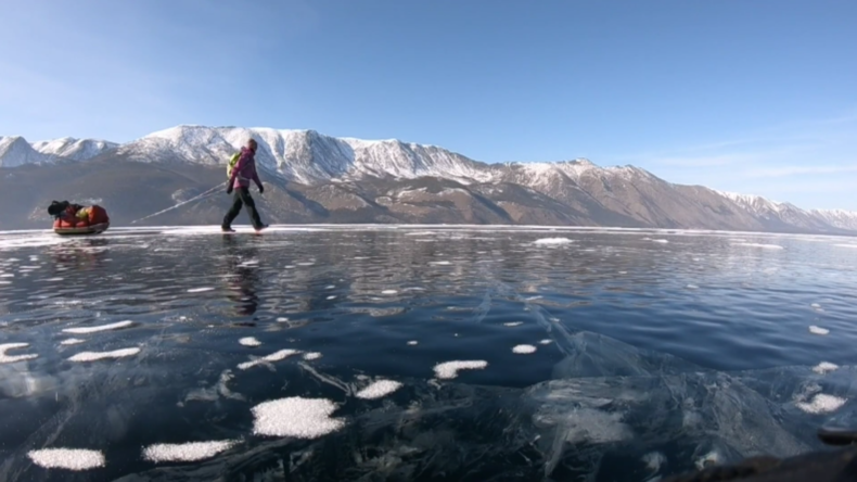 Russland: Schwedische Abenteurerin absolviert 15-tägige Wanderung über den Baikalsee