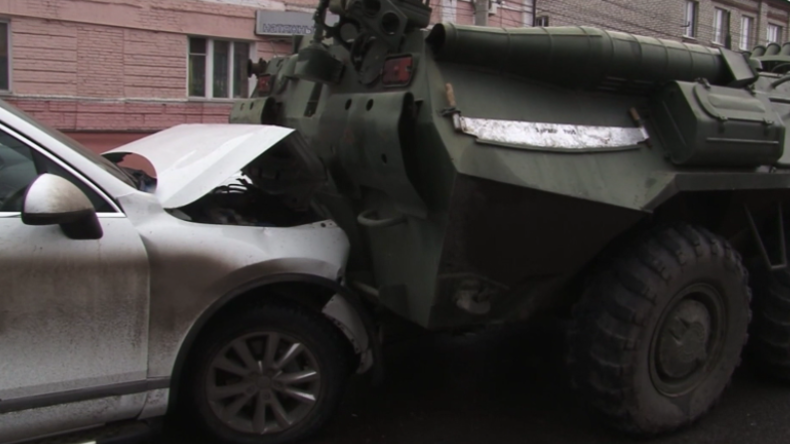 Kursk: Zu spät gebremst – Mehrere Autos zwischen gepanzerten Transportern zerquetscht
