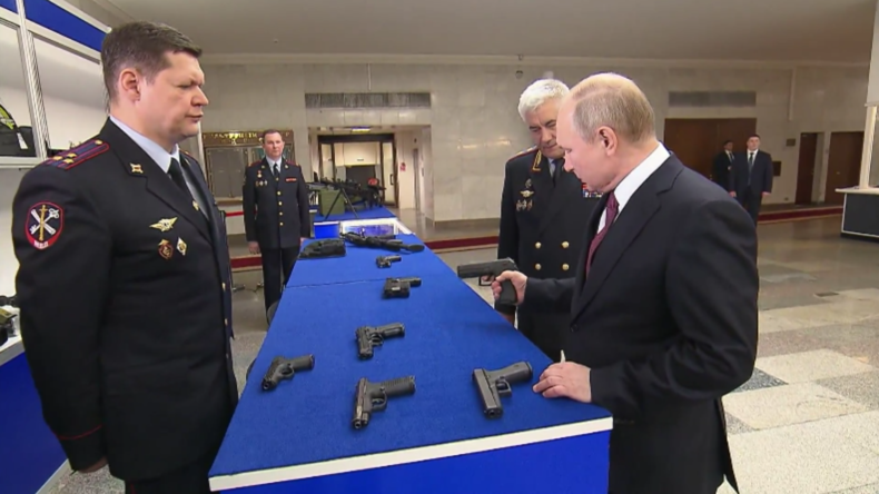 Zu den Waffen! Putin inspiziert die nächste Generation russischer Polizeiwaffen