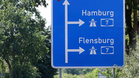 Zwei 19-Jährige nach Steinwürfen auf Autos zu mehrjährigen Haftstrafen verurteilt
