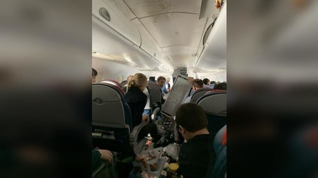 Heftige Turbulenzen: Flugzeug zweimal im Sturzflug – fünf Verletzte