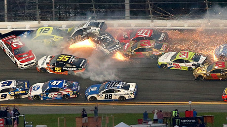 Massenkarambolage bei Daytona 500 – 21 Autos auf einen Schlag aus dem Rennen (Video)