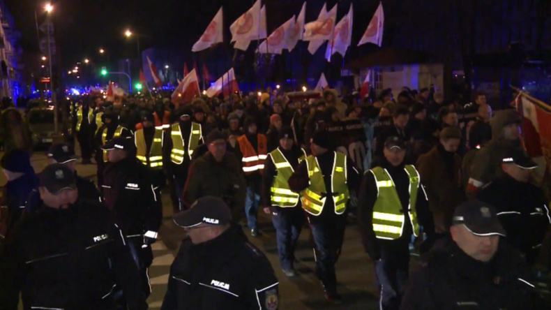 Polen: Polizei entfernt Antifa-Blockade bei nationalistischem Marsch
