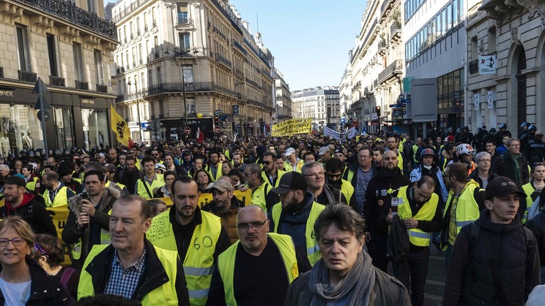 LIVE: #Gelbwesten rufen zu neuen Protesten in Paris auf