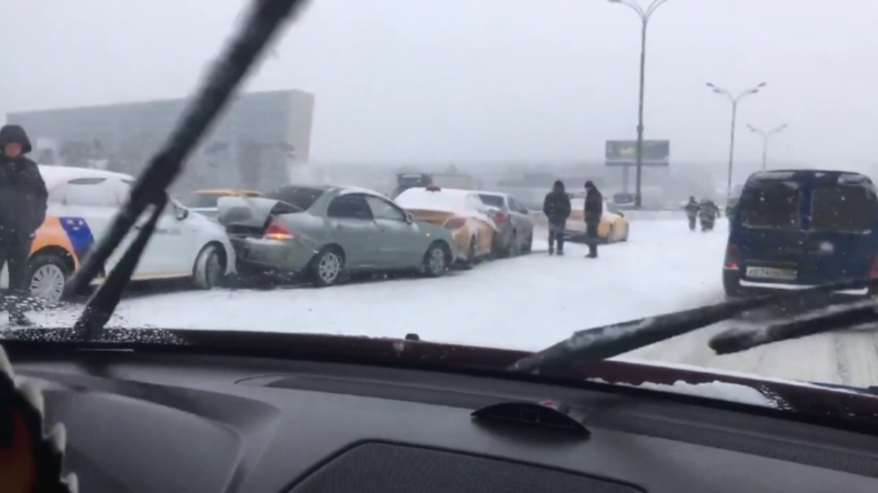 Schneesturm in Moskau: Fast 40 Autos kollidieren auf Autobahnring