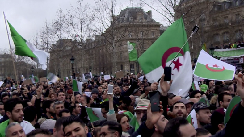 Paris: Algerische Community bringt Tausende Menschen gegen Bouteflika auf den Platz der Republik
