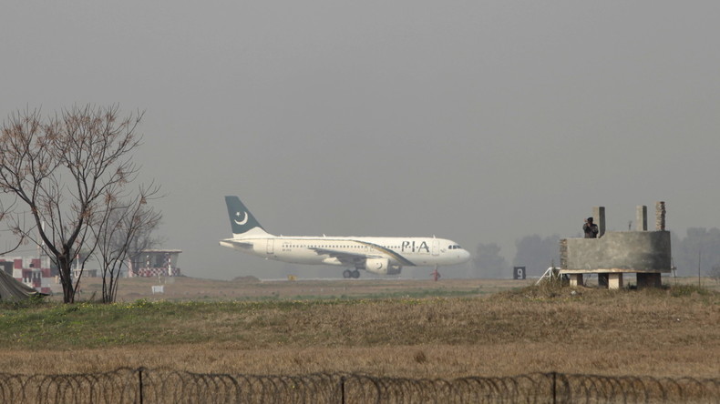 Passagier wegen Gebets für Absturz aus pakistanischem Flugzeug entfernt