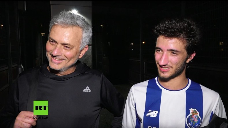 Legendärer Trainer Mourinho spielt in London mit seinem Sohn Fußball