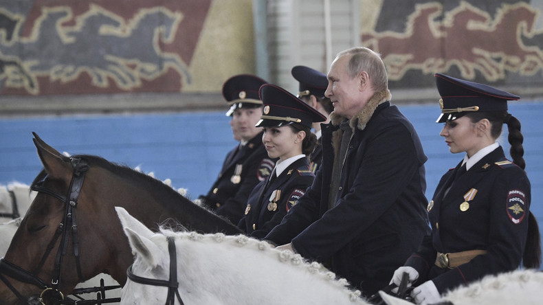 Putin zeigt Reitkünste während Besuchs beim weiblichen Polizeiregiment
