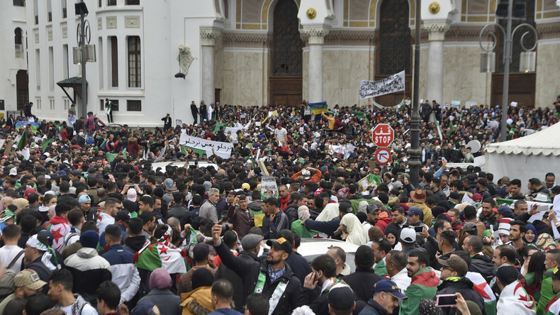 Tausende folgen Protestaufruf in Algerien - Großes Polizeiaufgebot