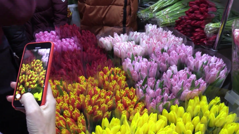 Weltfrauentag in Russland: Männer kaufen Blumen – Putin hält Ansprache