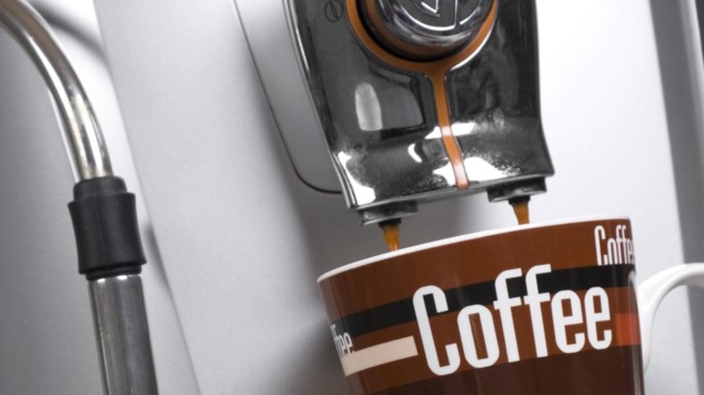 Gesundheitsschädliche Gewohnheit: Kaffee-Liebhaberin bricht sich drei Rippen bei Hustenanfall