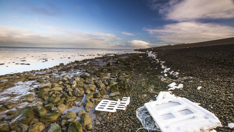 Niederländische Forscher ermitteln Millionen von Plastikteilchen an Stränden nach Container-Havarie