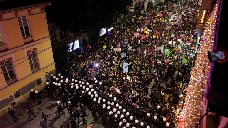 Demo zum Internationalen Frauentag in Istanbul: Polizei greift rigoros ein