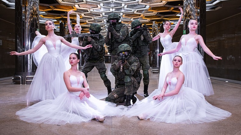 Kreativ oder Bizarr? Russisches Militär gratuliert den Frauen mit Ballerina-Fotos und Panzer-Ballett