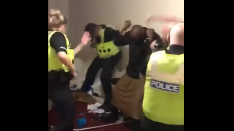 Schockierendes Video: Britischer Polizist prügelt brutal auf Mann ein