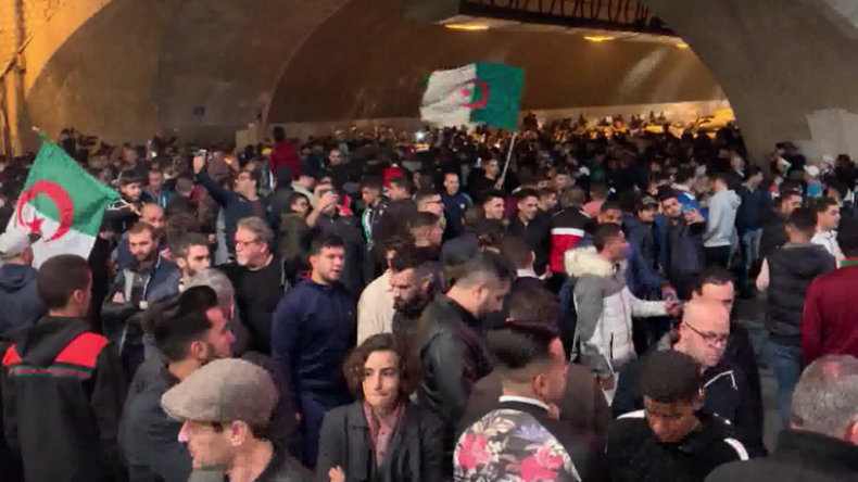 Algerien: Präsident verzichtet wegen Protesten auf Kandidatur – Hunderte feiern in Algier
