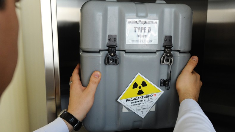 Frau in Weißrussland entsorgt beim Aufräumen radioaktive Substanzen in die Mülltonne