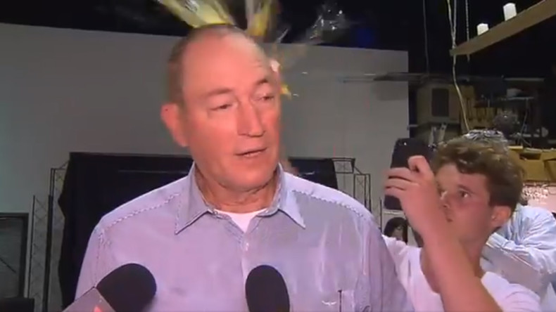Australischer Senator schlägt Teenager nach Ei-Attacke
