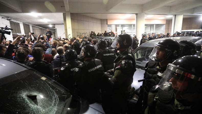 Protester besetzen Sender in Belgrad – Polizei trägt Demonstranten heraus  