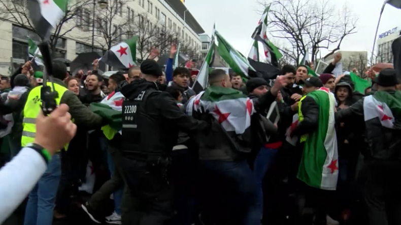 Konfrontation mit Polizei und Festnahmen: Hunderte FSA-Anhänger vor russischer Botschaft in Berlin
