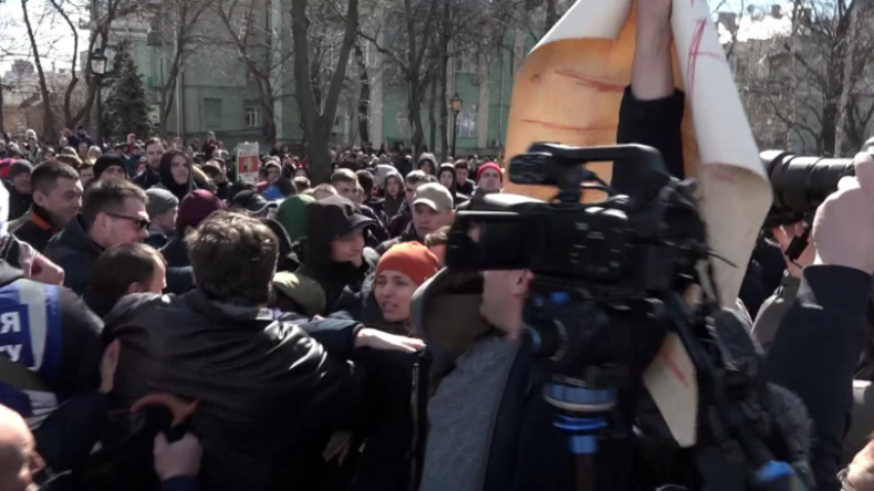 Kiew: „Schande!“ - Chaotische Szenen und Handgemenge bei Poroschenkos Wahlkampfkundgebung