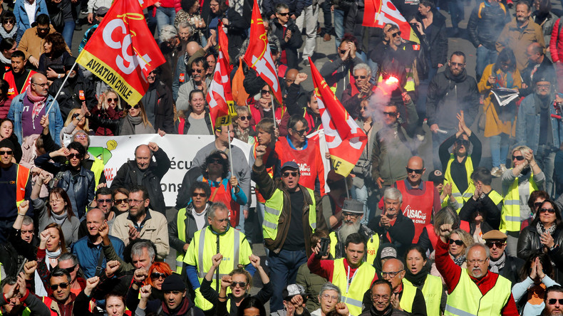 LIVE: Französische Gewerkschaften demonstrieren aus Solidarität mit Gelbwesten