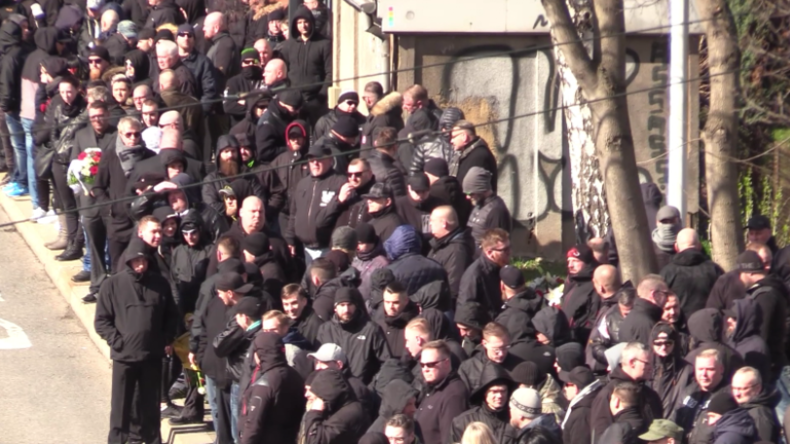Chemnitz: 800 Menschen gedenken Neonazi-Hooligan nach Krebstod