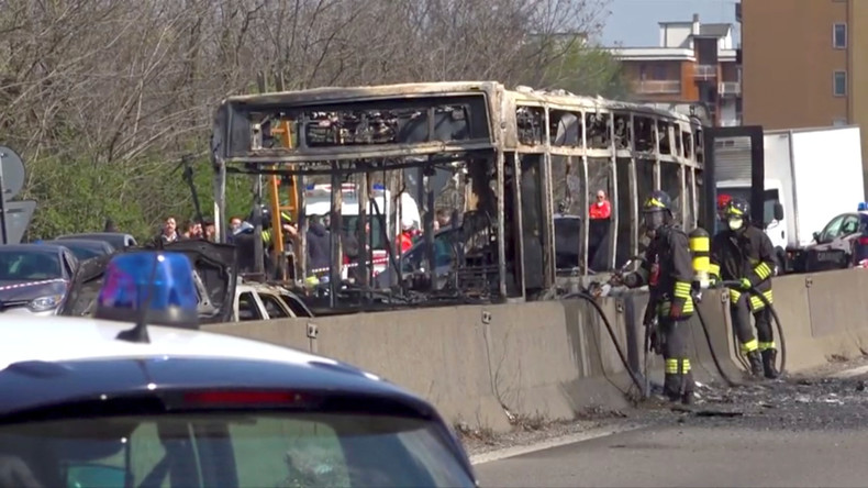 "Hier kommt niemand lebend raus": Mann setzt Schulbus in Italien in Brand