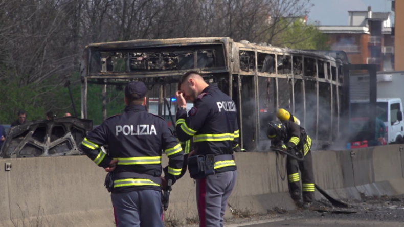 Italien: Senegalesischer Fahrer setzt Schulbus mit 51 Kindern wegen der Toten im Mittelmeer in Brand
