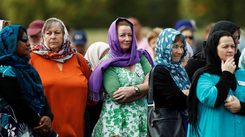 Frauen in Neuseeland kleiden sich aus Solidarität zu Muslimas mit einem Kopftuch