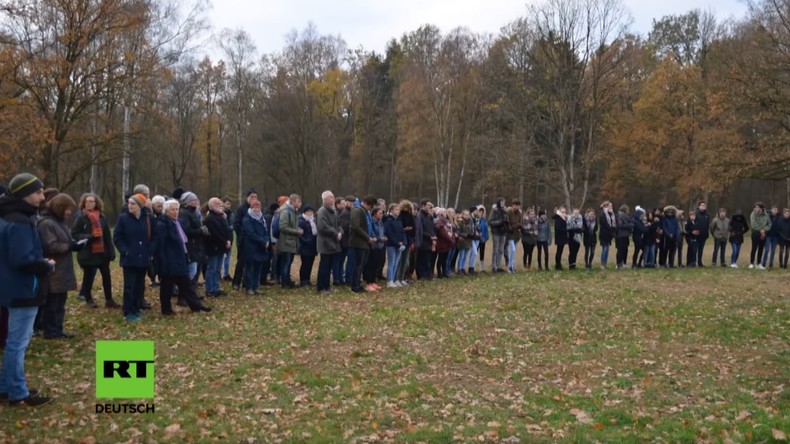 Schüler in Niedersachsen gedenken ermordeter sowjetischer Kriegsgefangener (Video)