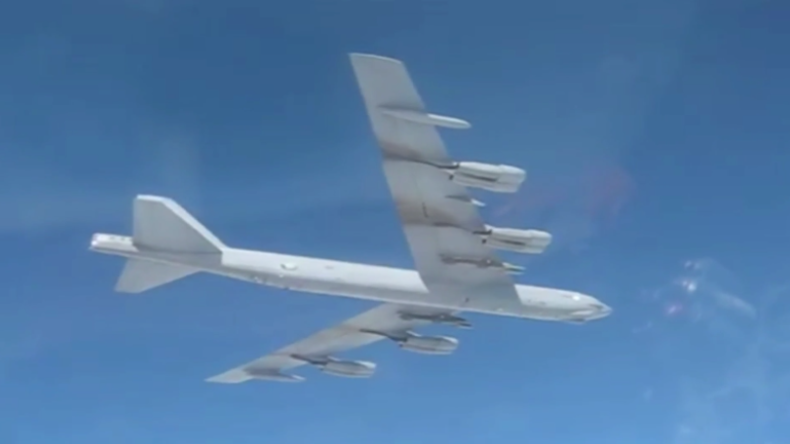 Ostsee: Nuklearfähiger US-Bomber ändert Kurs, als er russichen Kampfjets begegnet