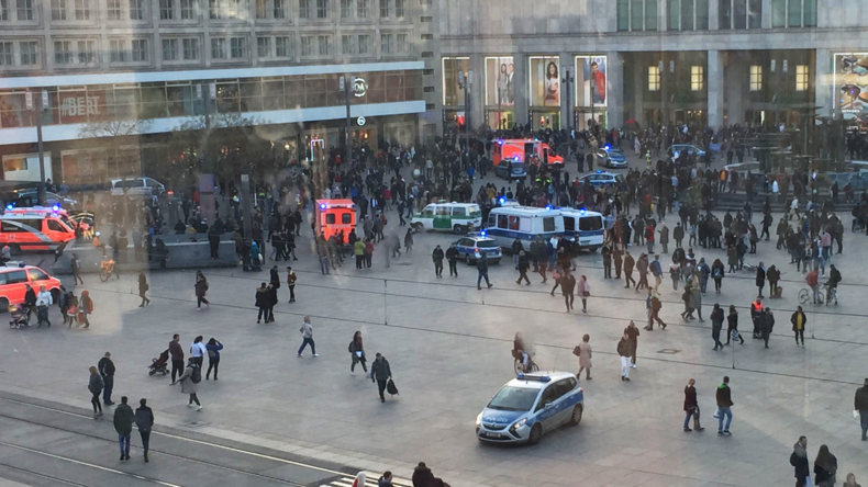 "Wer ist am Start?" Youtube-Influencer provozieren Massenschlägerei am Alexanderplatz