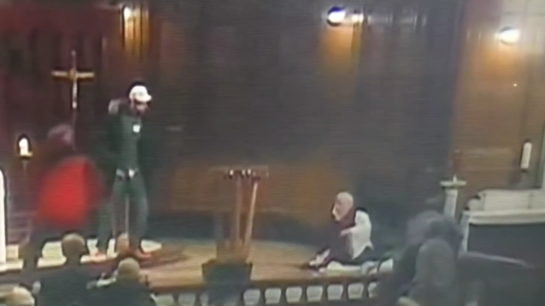 Messerangriff auf kanadischen Priester während Gottesdienst auf Video festgehalten