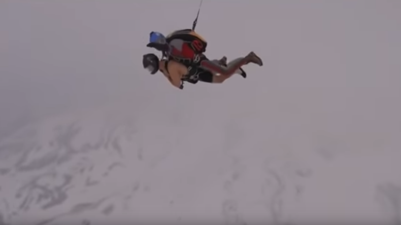 Russlands "Herr der Kälte" springt bei -23°C in Shorts aus Flugzeug und stellt Rekord auf [VIDEO]