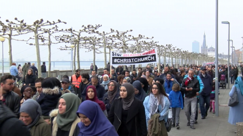 Düsseldorf: Hunderte marschieren nach Moschee-Attentat in Neuseeland gegen Terror 