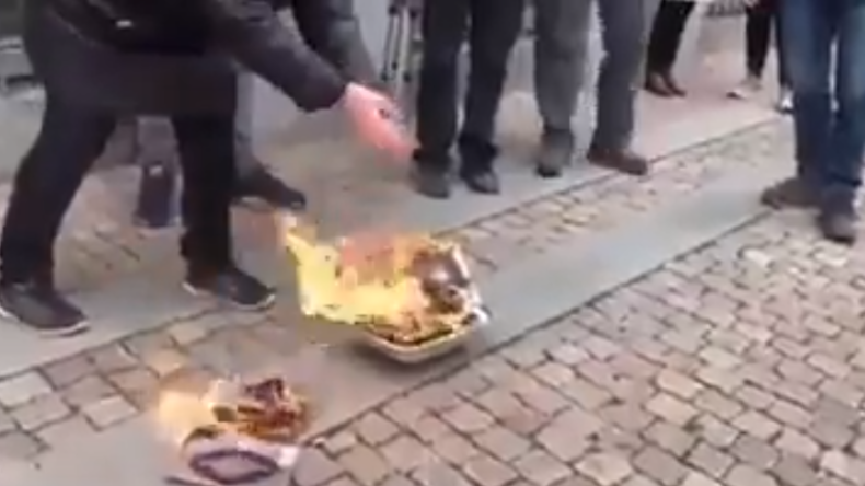 Dänemark: Rechtspopulisten verbrennen am Rande islamistischer Kundgebung Koran-Exemplare