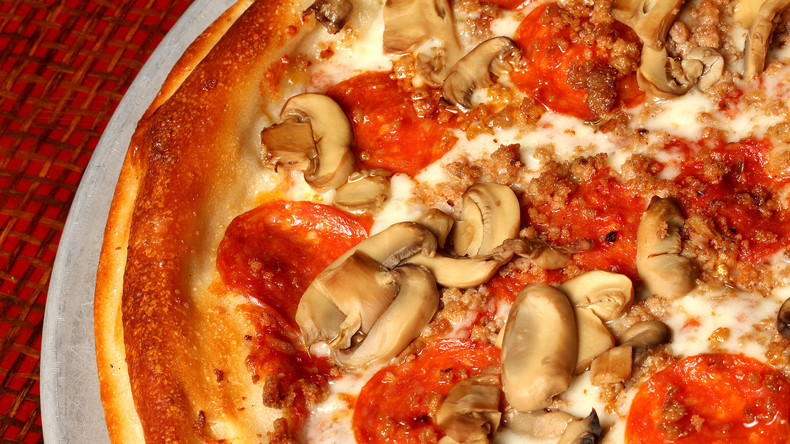 Veganerin wutentbrannt wegen Pizza "mit Alles": Wurststücke unter die Pilze geschoben