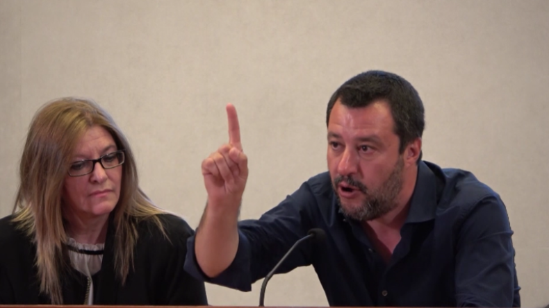 Salvini: "Das ist Piraterie!" - Gerettete Migranten entführen Handelsschiff vor Libyen